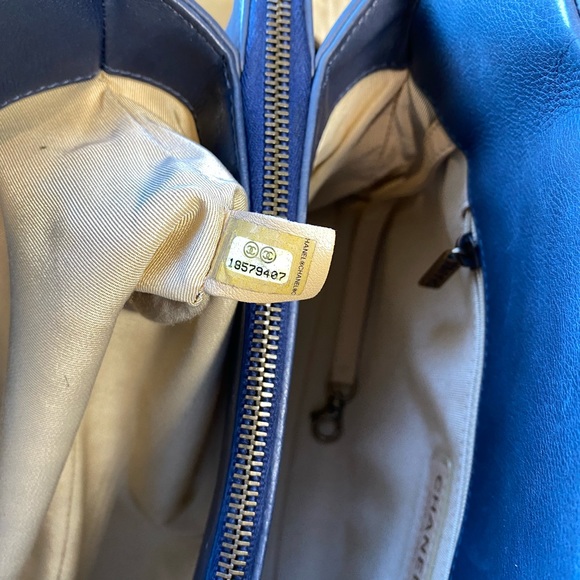 Authentic Chanel tote - Picture 7 of 16